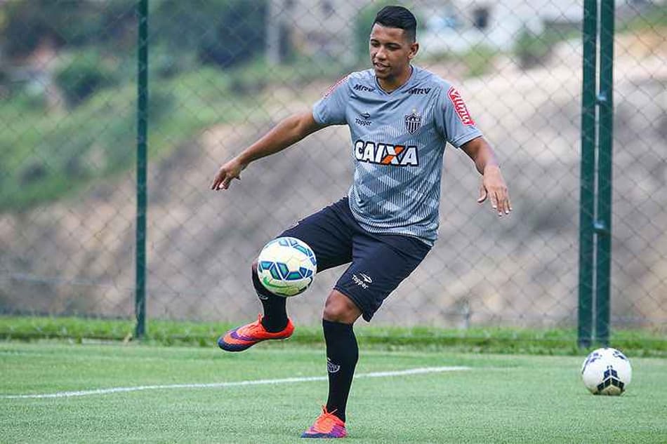 Titular contra o Flu, Yago elogia esquema tático de Micale