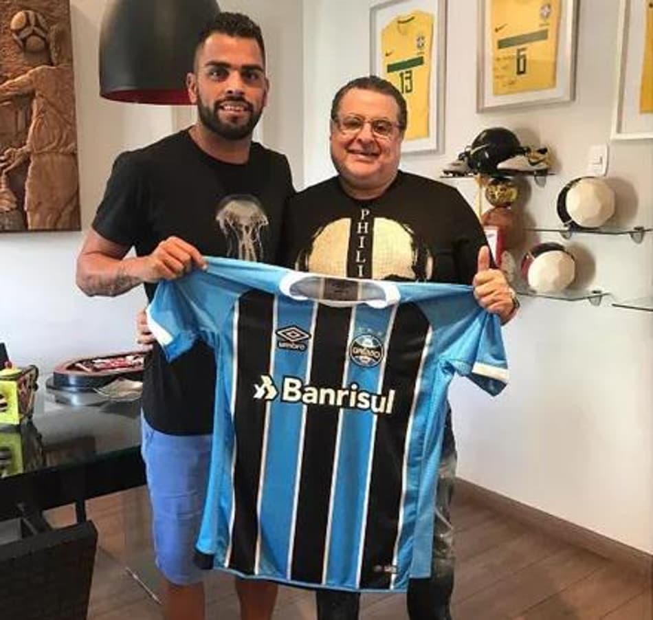 'Descuido' em publicação no Instagram revela nova camisa 1 do Grêmio