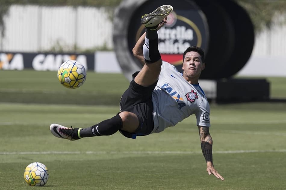 Giovanni Augusto, dando bicicleta em treino do Corinthians