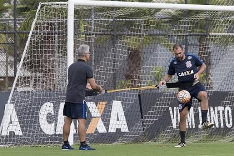 Danilo já faz trabalho com bola para voltar a atuar pelo Timão