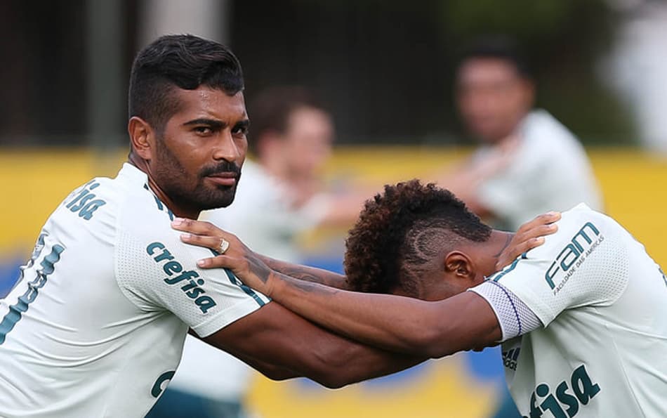 Substituto de Felipe Melo, Thiago Santos deixa o Peñarol para trás