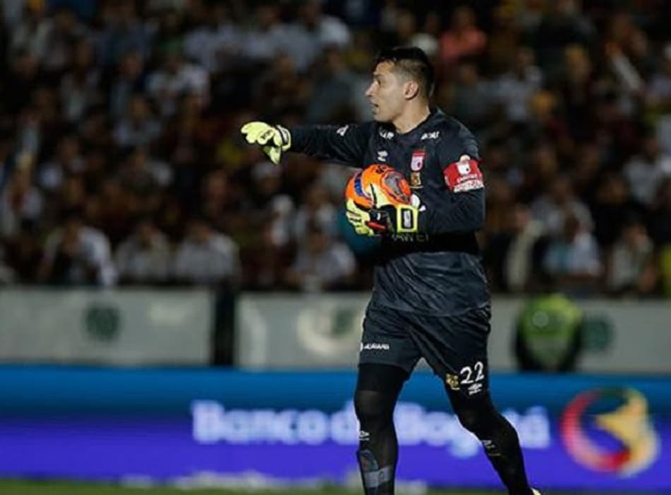 No dia de seu aniversário, arqueiro do Santa Fe bate marca histórica