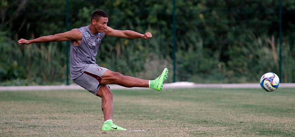 Richarlison treina cobrança de faltas e vira opção: ‘Estou pegando a batida’