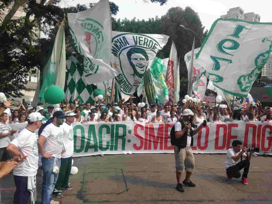 Palmeirenses fazem passeata em homenagem a torcedor morto