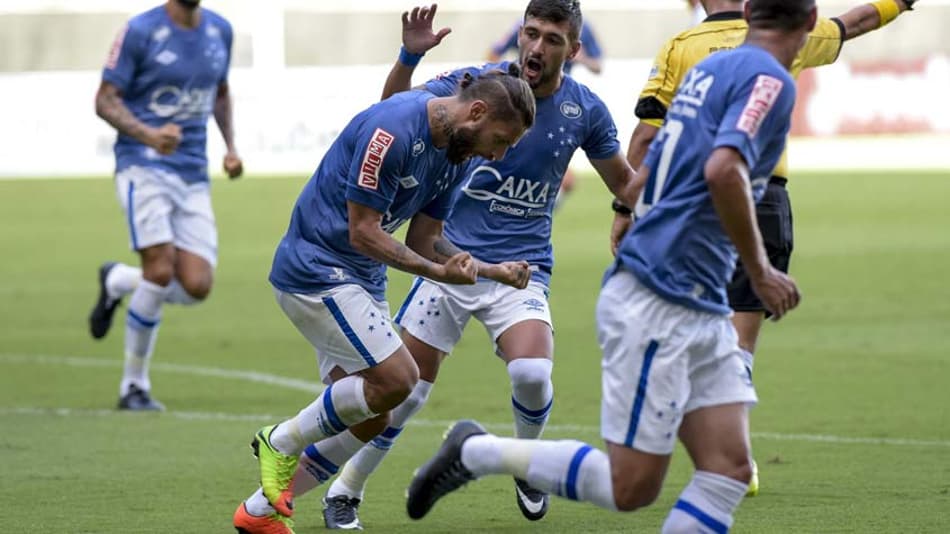 Cruzeiro vence clássico no Horto e assume a ponta do Mineiro