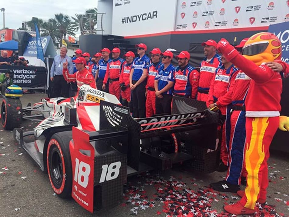 Bourdais larga em último para vencer a primeira etapa do ano na Fórmula Indy