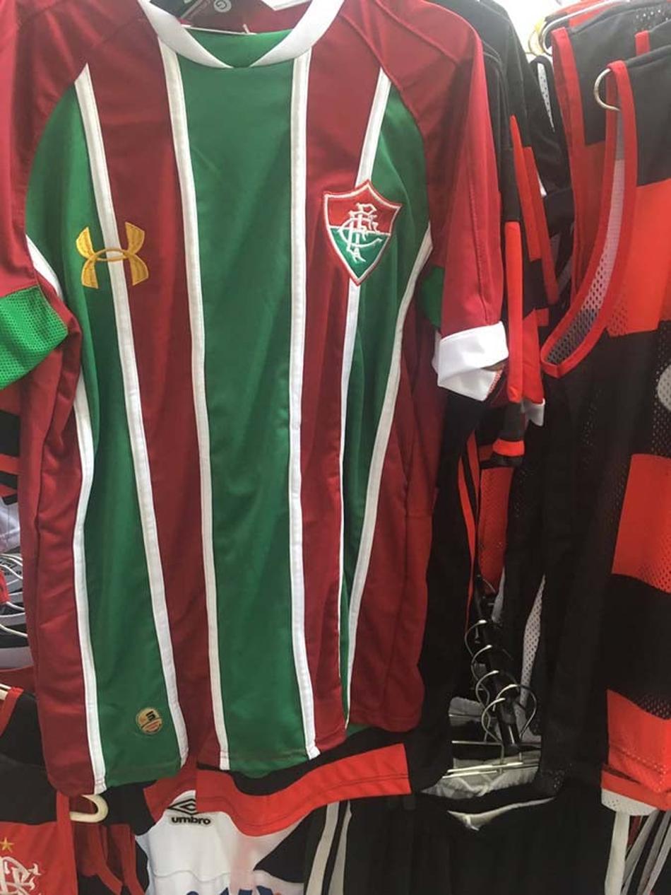 Só em julho? Camisa do Flu com novo fornecedor já circula nos camelôs