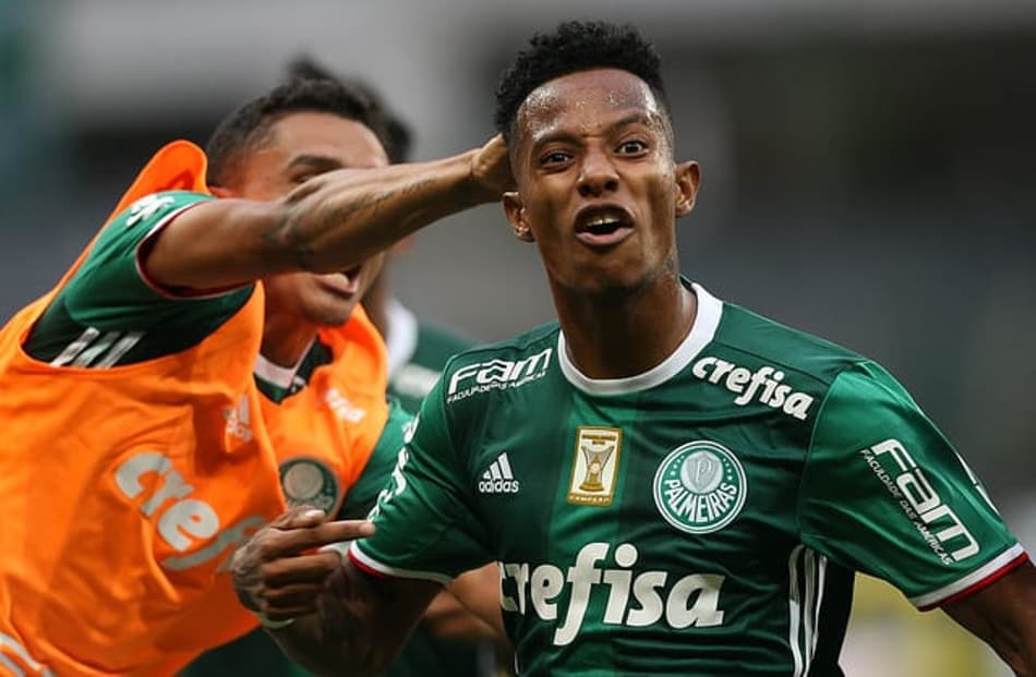 Tchê Tchê comemora o gol que marcou contra o São Paulo