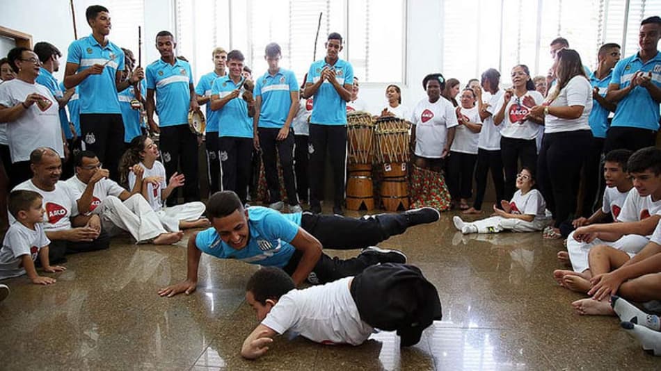 Representação: Equipe sub-17 do Santos visita AACD e motiva crianças
