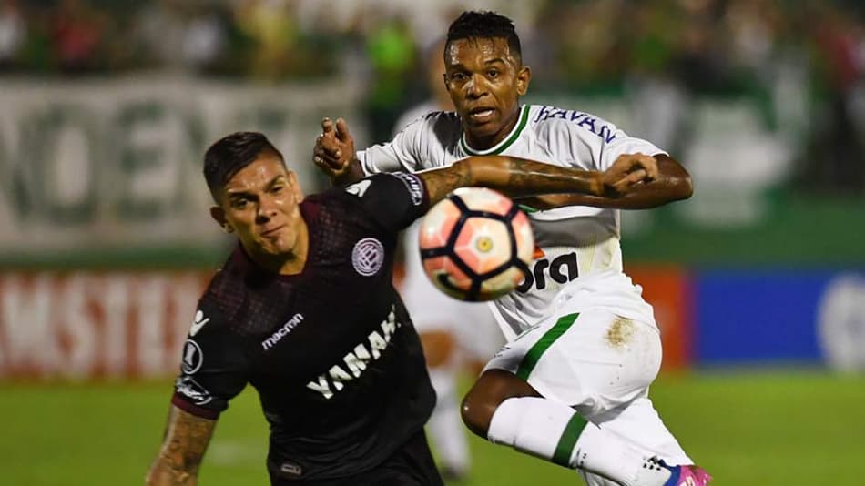 Chape sai na frente, leva a virada e perde para o Lanús na Arena Condá