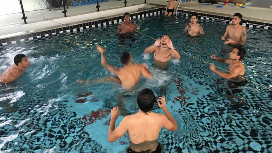 Corinthians se reapresenta com vôlei na piscina, temporal e time indefinido