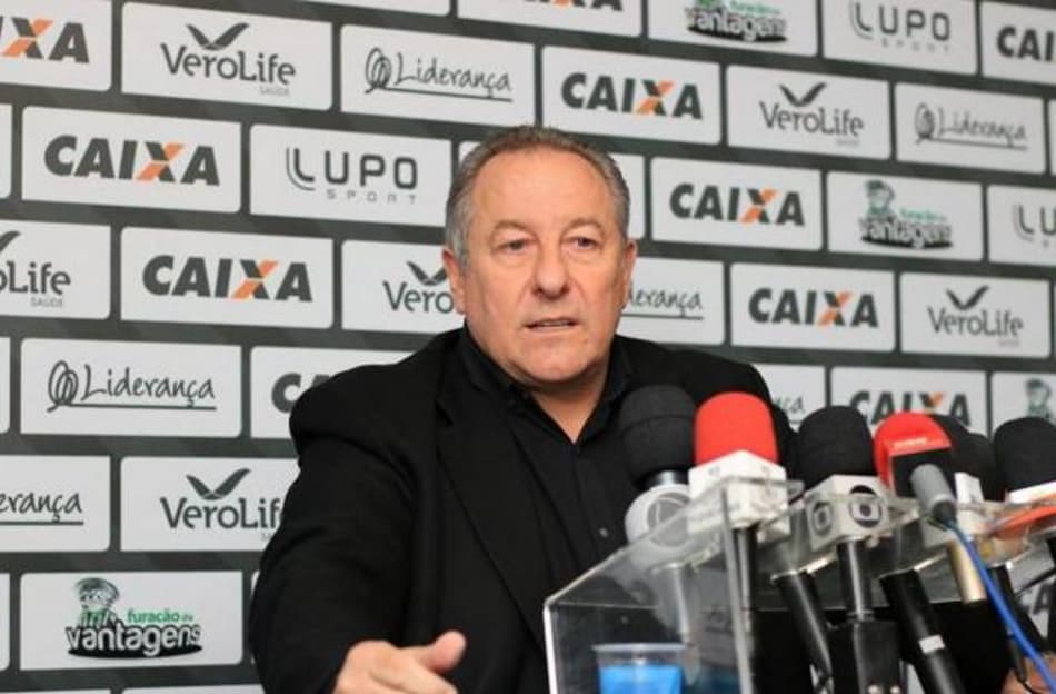 Após derrota, presidente do Figueirense comunica demissão de Léo Franco e Branco