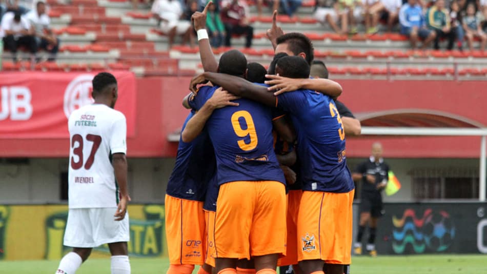 Zagueiros falham feio e Fluminense perde invencibilidade no Carioca