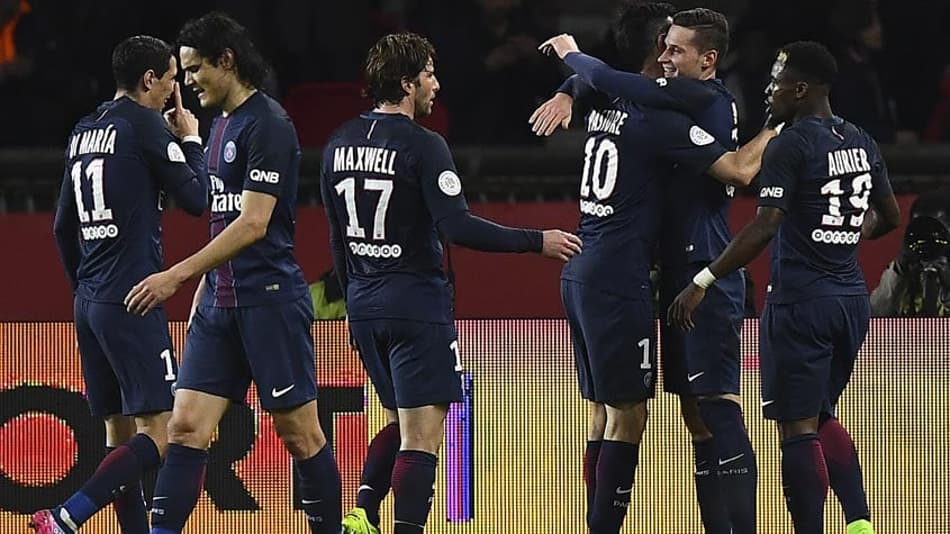 Em casa e de virada, PSG vence clássico contra o Lyon no Francês
