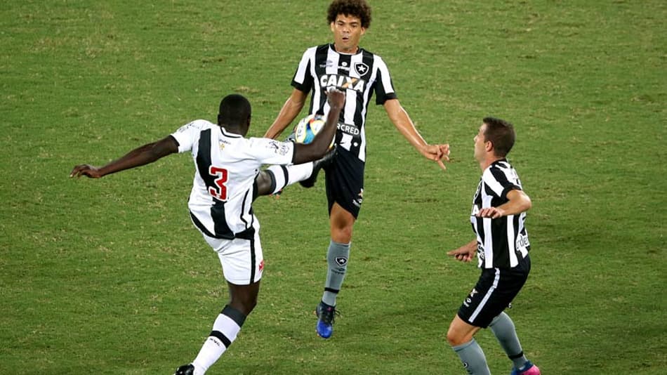 Adaptação: Botafogo ainda busca seu melhor rendimento com os dois meias