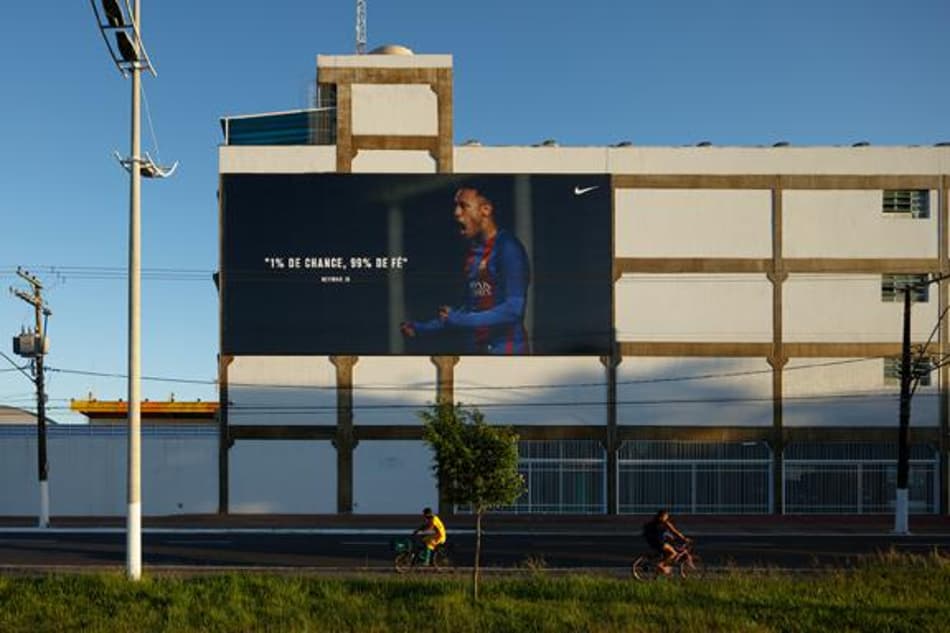 '1% de chance, 99% de fé': Nike instala painel gigante no Instituto Neymar Jr