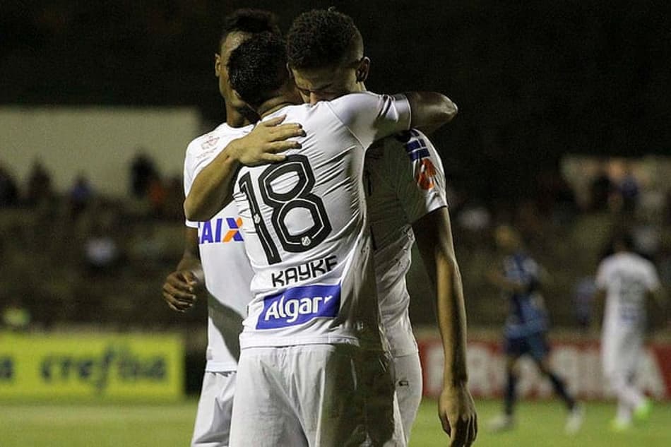 Com Bueno emocionado, Kayke o abraça em comemoração ao gol