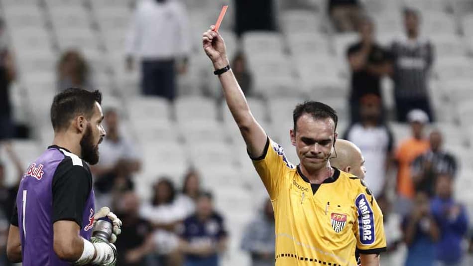 Preparador do Timão deu 'voadora' em técnico do Red Bull, relata súmula