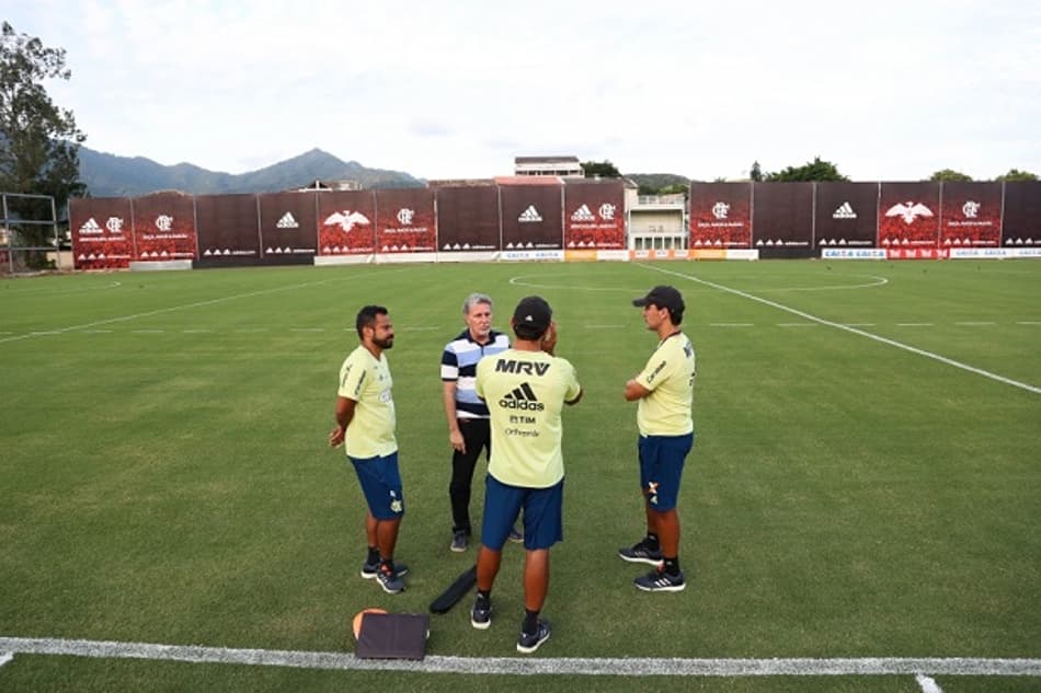 Zé Ricardo no novo campo do Flamengo