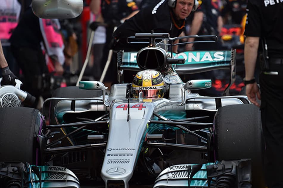 Lewis Hamilton domina primeiro dia de treinos em Melbourne