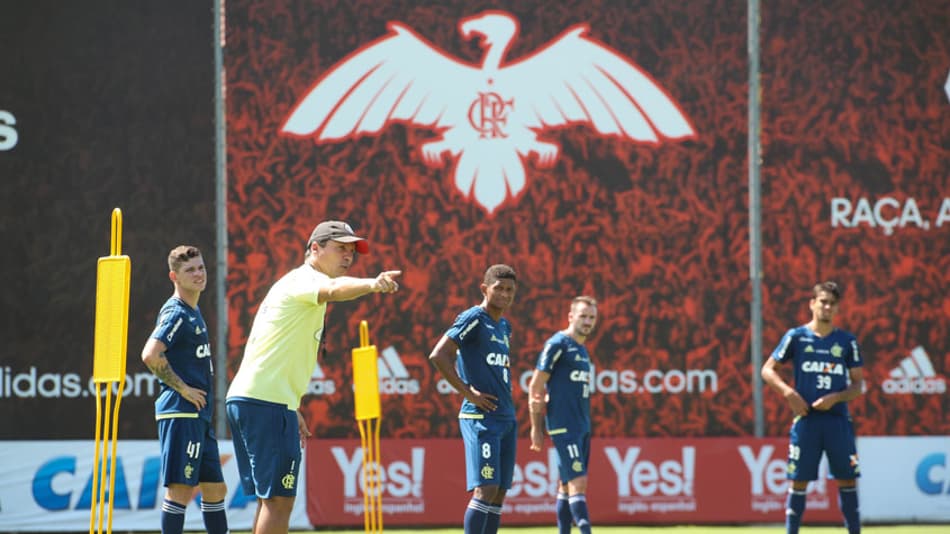Zé Ricardo com jogadores em treino