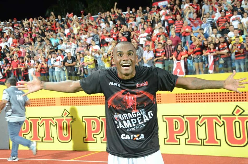 Marllon reencontra clube em que foi campeão brasileiro da Série B