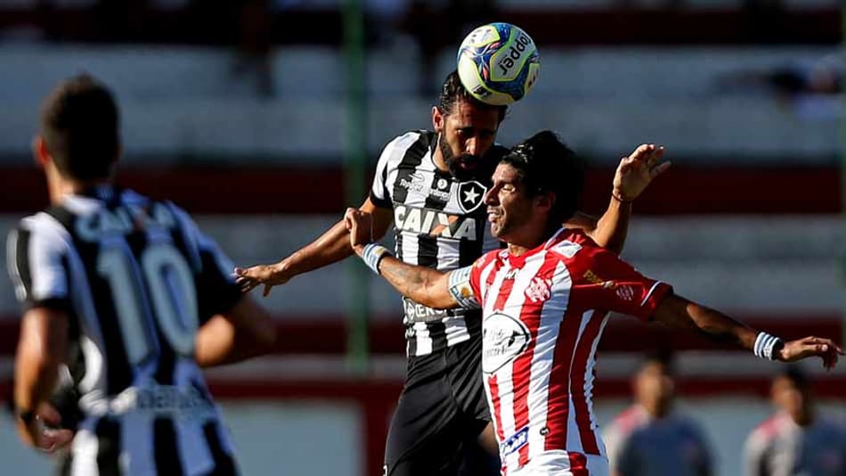 Dupla de zaga recebe elogios e Emílio mantém dúvida no gol para quinta