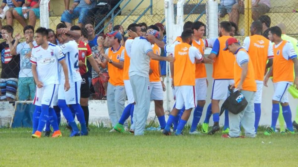 Paraná goleia o Toledo e garante a liderança do Estadual