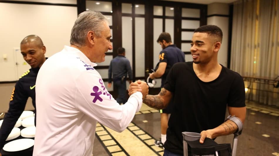 Gabriel Jesus e Lucas Lima visitam concentração da Seleção Brasileira