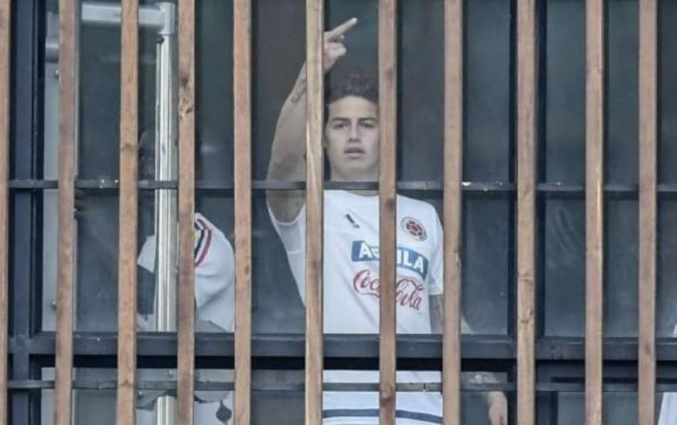James Rodriguez faz gesto obsceno para a imprensa