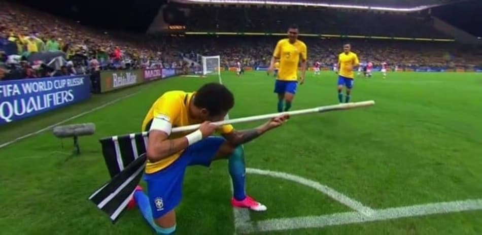 Fã de CS:GO, Neymar comemora com bandeira de escanteio simulando um rifle do jogo