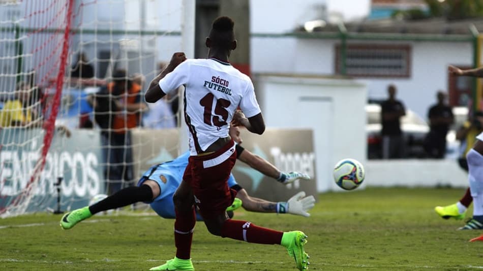 ATUAÇÕES: Goleiro do Madureira se destaca contra o Fluminense