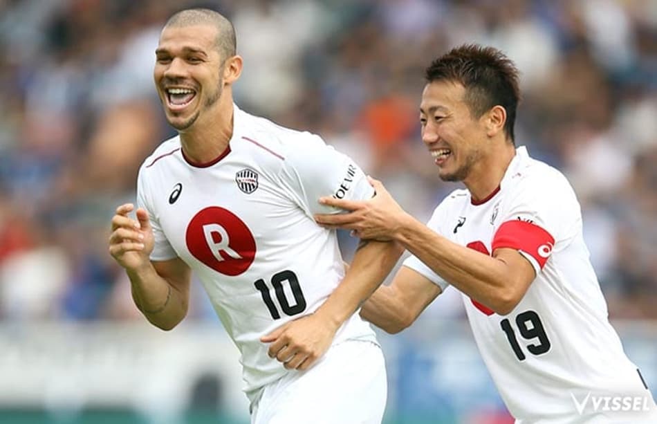 Imagens da carreira de Nílton: antes, vestia a 10 no clube japonês