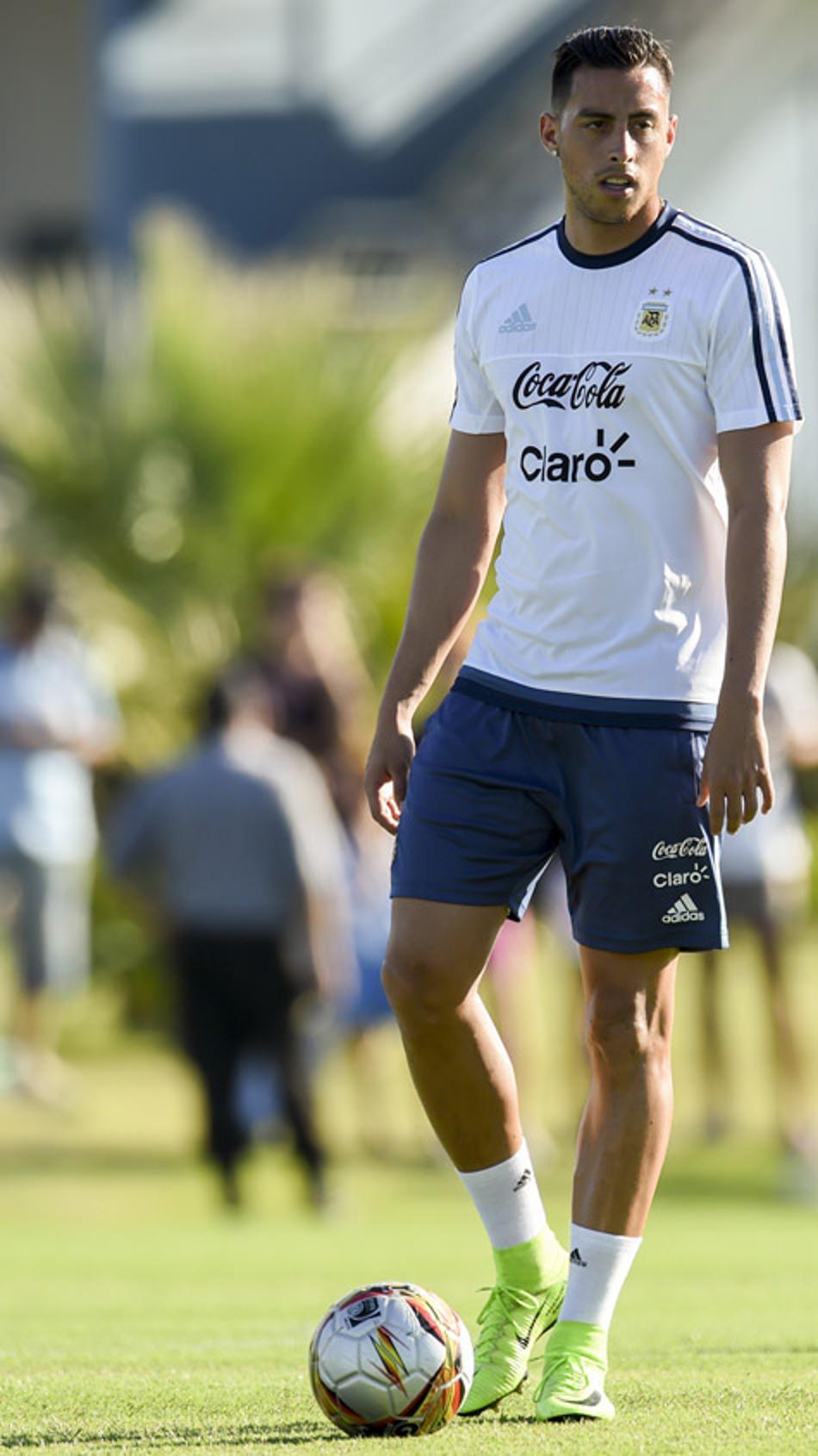 Ramiro Funes Mori machuca joelho e está fora da temporada