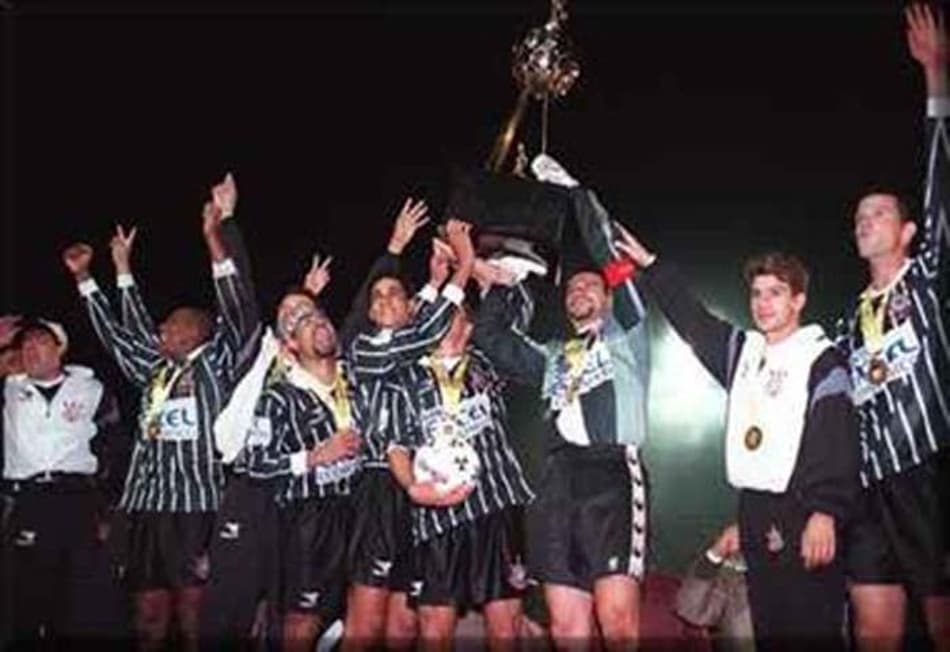 Qual clube brasileiro conquistou mais títulos no período 97/2017?