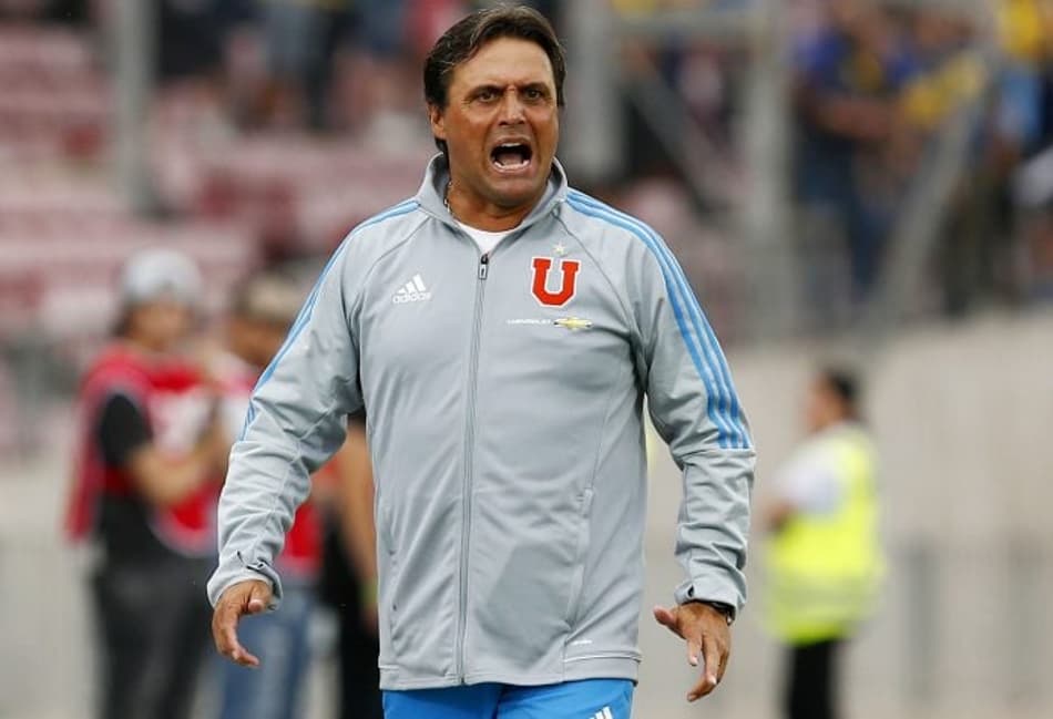 Técnico da La U comemora permanência de atleta e distribui comida em coletiva