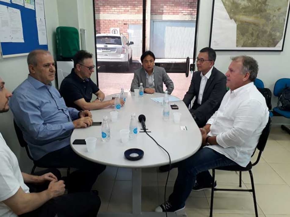Com presença de Zico, Chape se reúne com presidente da Liga Japonesa em virtude da Copa Suruga