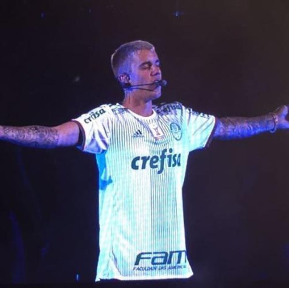 Justin Bieber faz show vestido com a camisa do Palmeiras