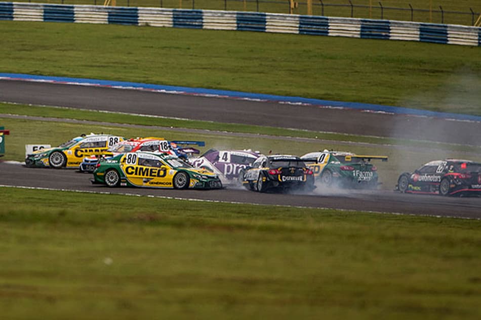 Strike com 10 carros marca corrida de abertura da Stock Car em 2017