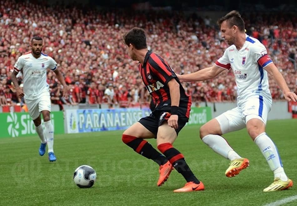 Paraná lamenta gol no "detalhe", mas acredita em força na Vila diante do Atlético-PR