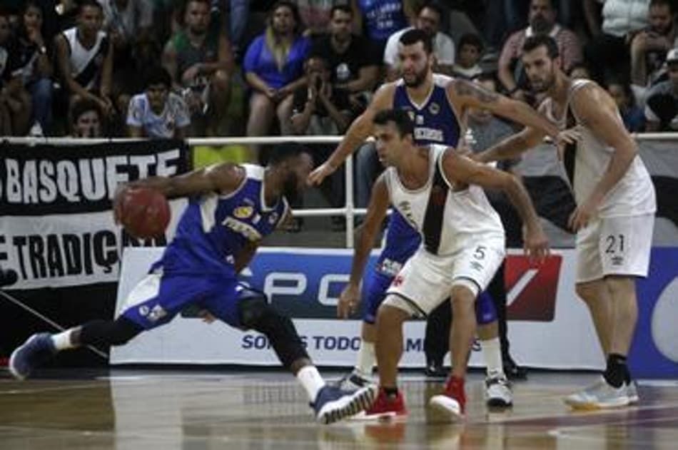 Pinheiros abre playoffs do NBB com grande vitória sobre o Vasco