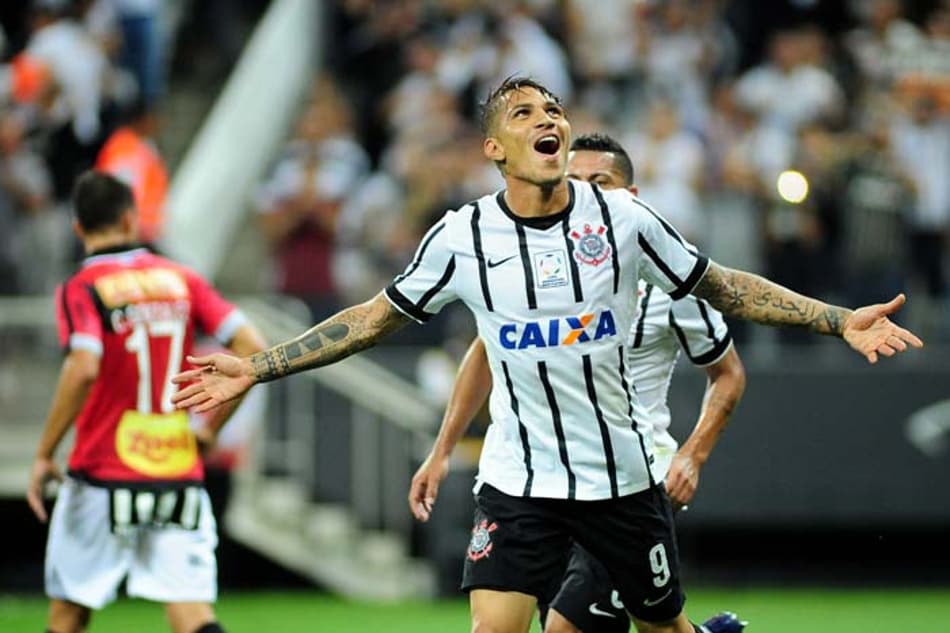 Paolo Guerrero completa cinco anos do primeiro hat-trick no Brasil
