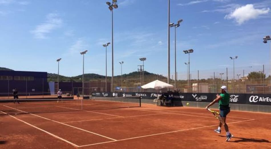 Nadal volta ao saibro, se emociona e afirma: 'Estou preparado para títulos'