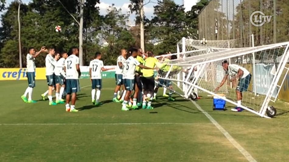 VÍDEO: Goleiro do Palmeiras sofre ‘trote’ de jogadores em treino