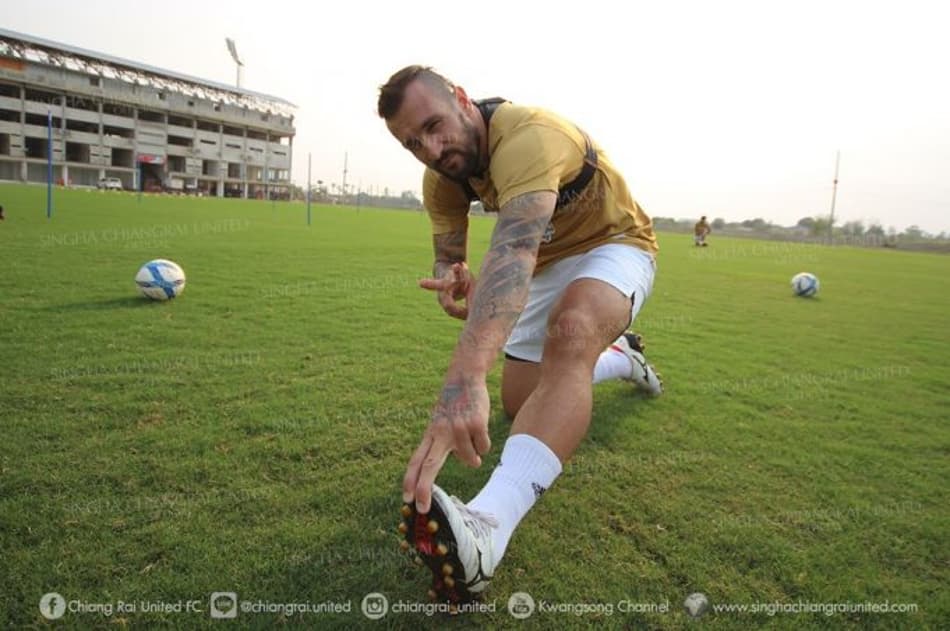 Com 12 gols em 10 jogos, atacante brasileiro vira ídolo na Tailândia