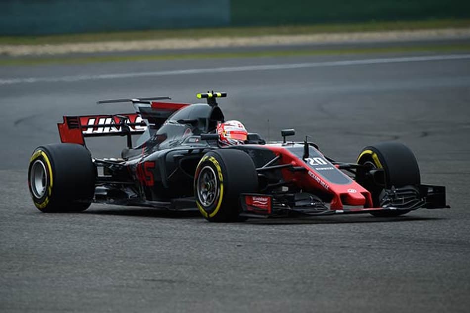 Grosjean larga em 17º: "Rodei na última curva por alguma razão inesperada"