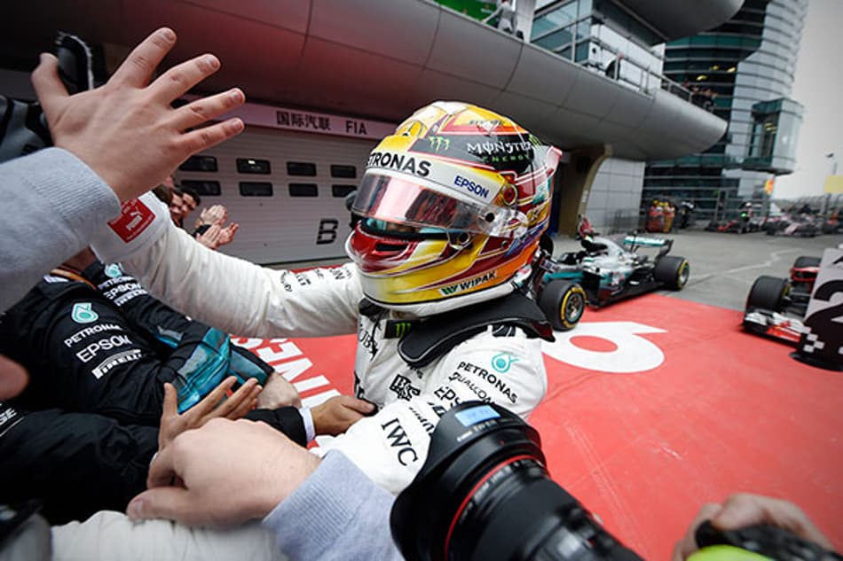 Lewis Hamilton comemora vitória “incrível” na China