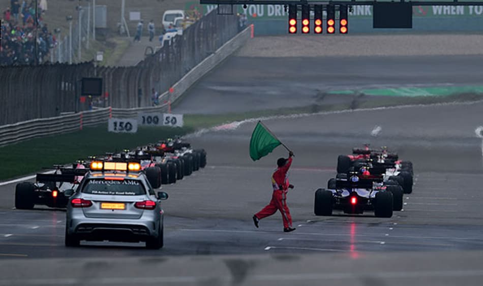 Ricciardo e Perez são advertidos por atraso em cerimônia pré-corrida