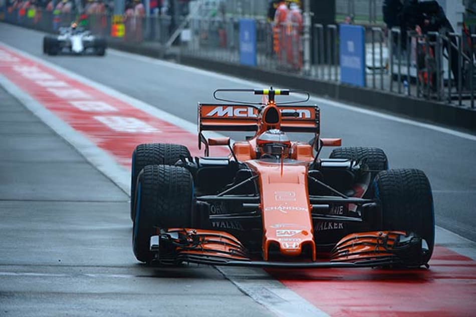 Mais problemas com a McLaren depois de apenas duas voltas de testes