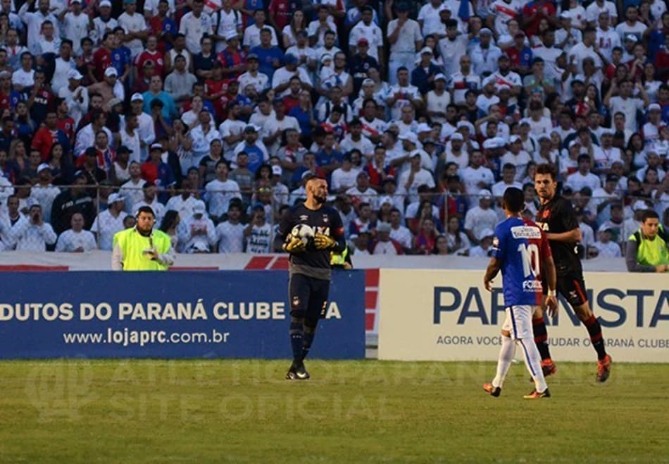 Após classificação, Weverton provoca Paraná e jogadores brigam em campo
